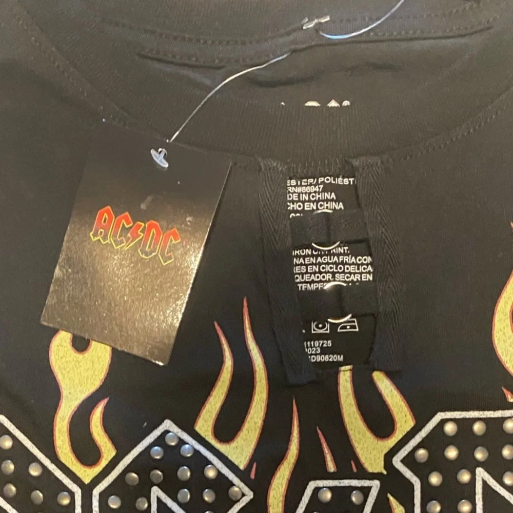 AC/DC Women’s Black Graphic Cropped T-Shirt NWT